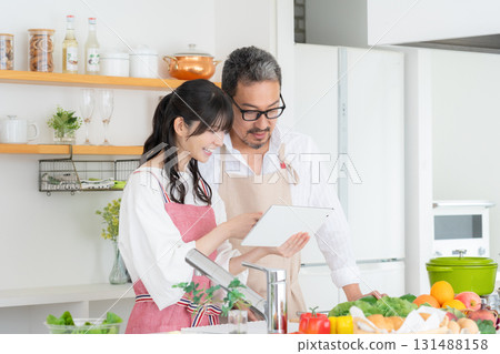 中年夫婦在廚房做飯 131488158