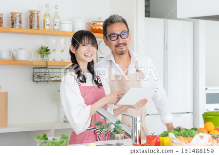 中年夫婦在廚房做飯 131488159