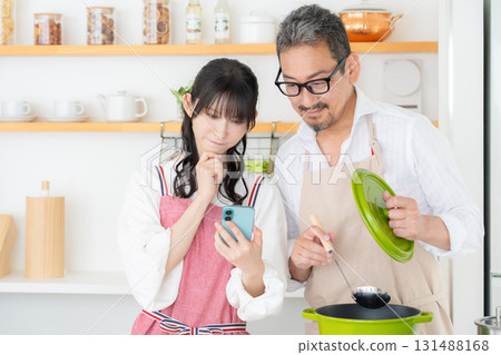 中年夫婦在廚房做飯 131488168