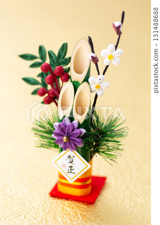 帶有門松和新年裝飾的金色背景 131488688