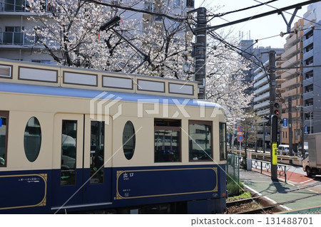 一列開往早稻田的都電荒川線列車在東京新宿區急轉彎 131488701