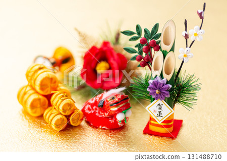 金色背景下的新年松樹裝飾 131488710