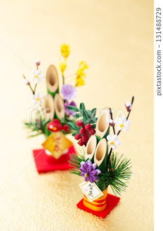 金色背景下的新年松樹裝飾 131488729