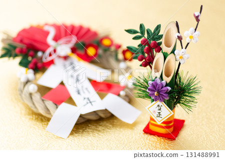 帶有門松和新年裝飾的金色背景 131488991