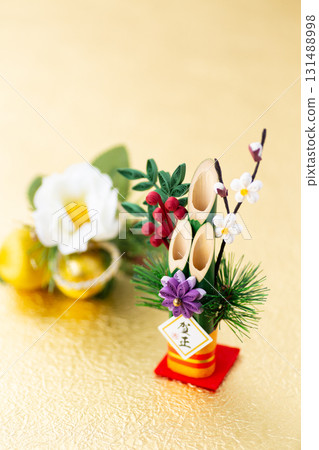 金色背景下的新年松樹裝飾 金色背景下的新年松樹裝飾 131488998