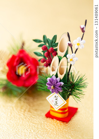 金色背景下的新年松樹裝飾 131489061