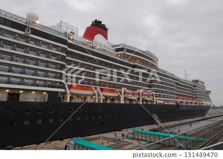 Bow direction of the Queen Elizabeth during its call at Shimizu Port (Shimizu Ward, Shizuoka City) 131489470