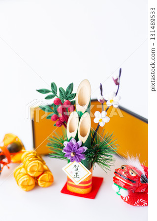 白色背景的新年鬆樹裝飾 白色背景的新年鬆樹裝飾 131489533