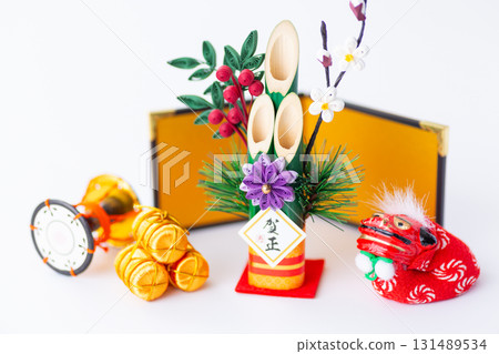 白色背景的新年鬆樹裝飾 白色背景的新年鬆樹裝飾 131489534