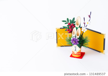 白色背景的新年鬆樹裝飾 白色背景的新年鬆樹裝飾 131489537