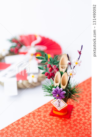 Kadomatsu and Shimekazari decorations on a red and white background 131490092