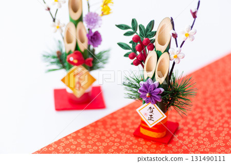 紅白相間的新年鬆樹裝飾 131490111