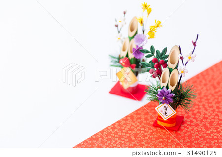 紅白相間的新年鬆樹裝飾 131490125