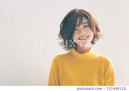 穿著針織服裝、髮型的微笑女人 穿著針織服裝、髮型的微笑女人 131490128