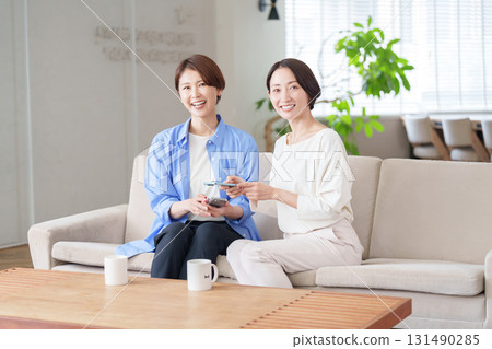 Women using smartphones 131490285