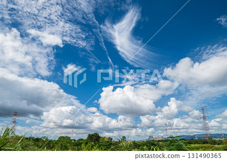 大阪府高槻市淀川的藍天上漂浮著雲彩 大阪府高槻市淀川的藍天上漂浮著雲彩 131490365