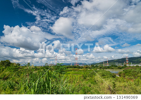 大阪府枚方市高槻市淀川上空飄浮的雲彩 大阪府枚方市高槻市淀川上空飄浮的雲彩 131490369