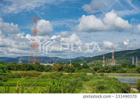 大阪府枚方市高槻市淀川河畔的輸電線塔 大阪府枚方市高槻市淀川河畔的輸電線塔 131490370