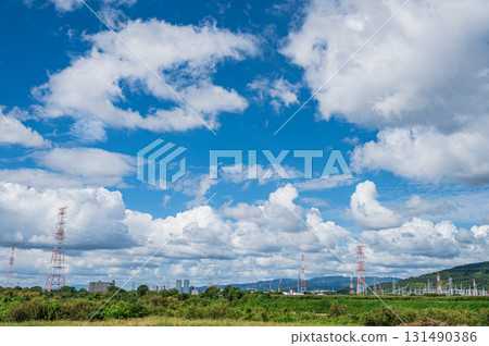 Clouds floating in the sky over the Yodo River, Takatsuki City, Hirakata City, Osaka Prefecture Clouds floating in the sky over the Yodo River, Takatsuki City, Hirakata City, Osaka Prefecture 131490386