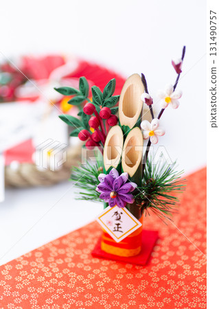 紅白相間的新年鬆樹裝飾 131490757