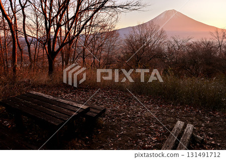 富士山在天使山長者岳的富士山觀景台上沐浴著朝陽 富士山在天使山長者岳的富士山觀景台上沐浴著朝陽 131491712