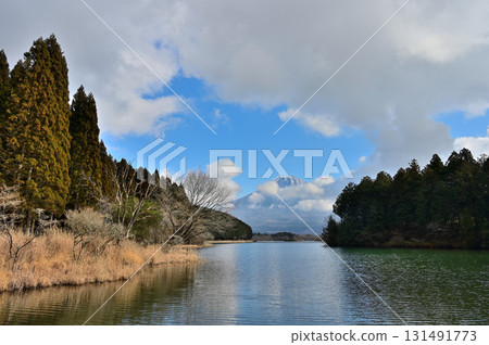 從靜岡縣富士宮市田貫湖眺望的冬季富士山 從靜岡縣富士宮市田貫湖眺望的冬季富士山 131491773