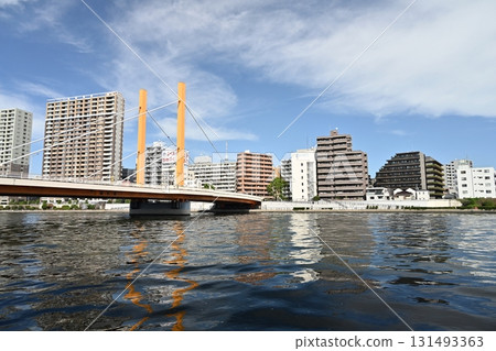 Sumida River in early autumn Shin-Ohashi Bridge and apartment complexes Wide autumn sky and high clouds 131493363