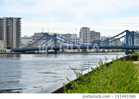 初秋的隅田川。美麗的清洲橋和流淌的隅田川。蔚藍的秋日天空,清新的空氣。下游擬建公寓大樓的景色。 初秋的隅田川。美麗的清洲橋和流淌的隅田川。蔚藍的秋日天空,清新的空氣。下游擬建公寓大樓的景色。 131493366