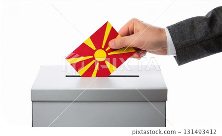 手持北馬其頓國旗的選票和投票箱。選舉。 131493412