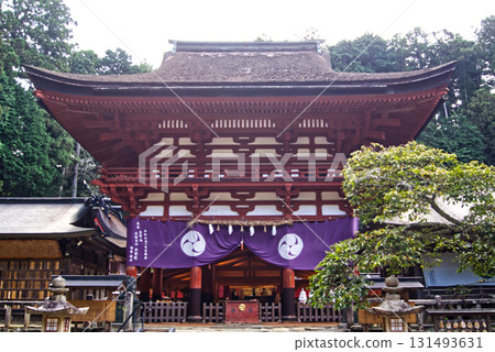 Sakuramon Gate in front of the main hall of Nyutsuhime Shrine at the foot of Mount Koya 131493631