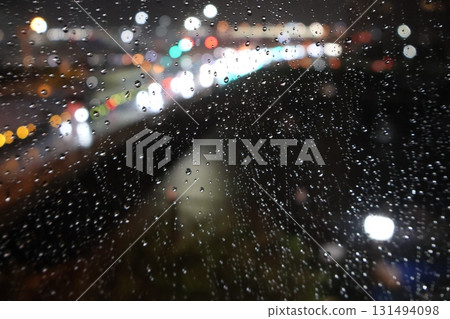 窗上的雨滴和霓虹閃爍的夜景 窗上的雨滴和霓虹閃爍的夜景 131494098