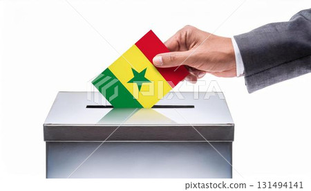 手持投票票和帶有塞內加爾國旗的投票箱。選舉。 131494141