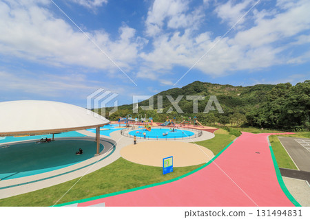 The large roofed plaza at the Chikuho Ryokuchi Park Playground in Iizuka City, Fukuoka Prefecture The large roofed plaza at the Chikuho Ryokuchi Park Playground in Iizuka City, Fukuoka Prefecture 131494831