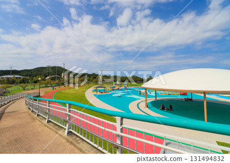 The large roofed plaza at the playground in Chikuho Ryokuchi Park in Iizuka City, Fukuoka Prefecture 131494832
