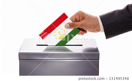 手持塔吉克國旗的投票箱和選票。 131495348