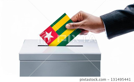 手持投票票和多哥國旗的投票箱。選舉。 131495441