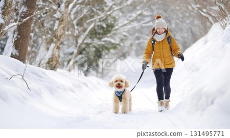 一名女子和她的狗在雪林中散步時的寧靜時刻 131495771