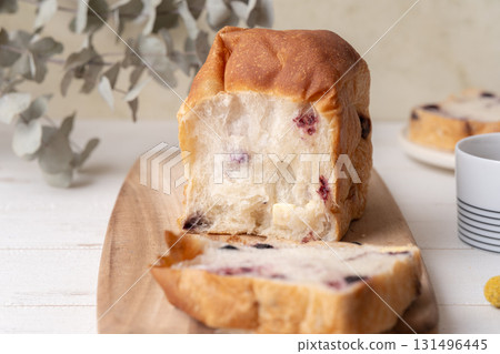 Dried fruit bread and tea 131496445