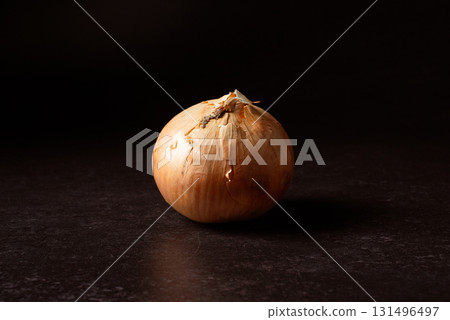 在黑色背景下拍攝的洋蔥 131496497