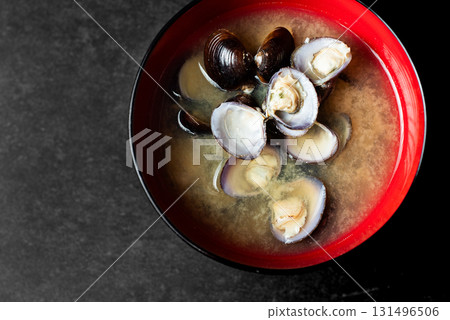 Shijimino miso soup 131496506