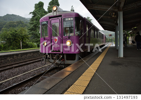 Tango Railway KTR700 series (Tango Railway Sanga train) arriving at Kurita Station platform 5 131497193