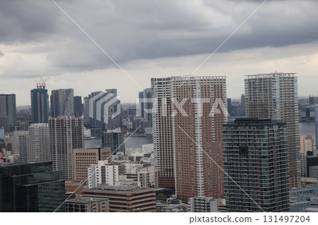 多雲的天空、摩天大樓和河流的城市景觀 多雲的天空、摩天大樓和河流的城市景觀 131497204
