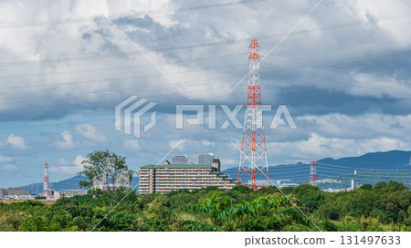 大阪府高槻市淀川河畔的輸電線塔 131497633