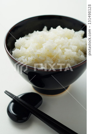 Freshly cooked rice served in a bowl 131498128