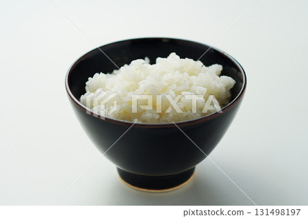 新鮮煮熟的米飯盛在碗裡 新鮮煮熟的米飯盛在碗裡 131498197