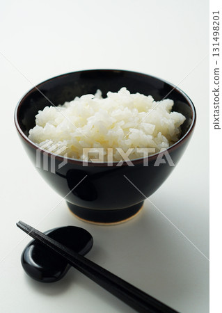 新鮮煮熟的米飯盛在碗裡 131498201