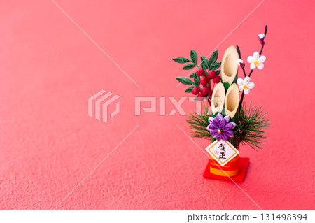 金色背景下的新年松樹裝飾 131498394