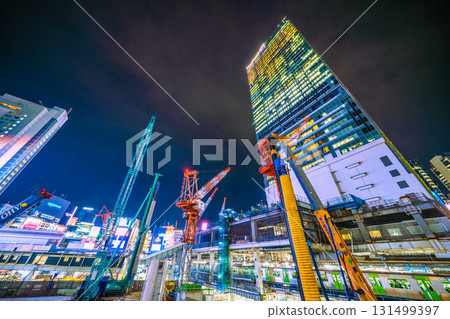 10月2日，日本東京城市景觀。履帶起重機、打樁機等大型重型機械排列整齊…=澀谷 131499397