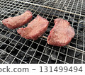 放在烤架上的肉 131499494