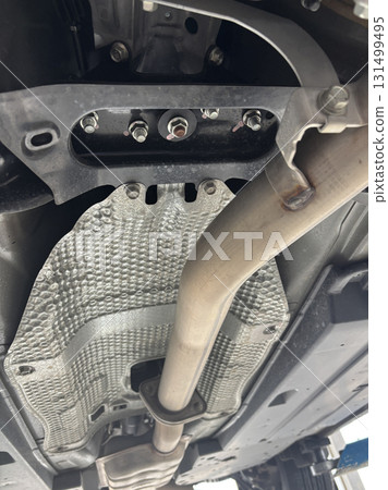 車輛下方的消音器管道 131499495